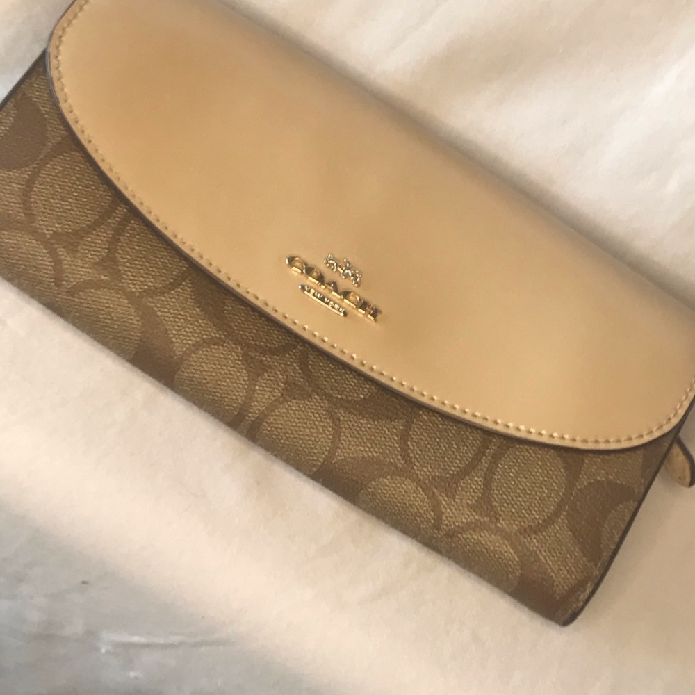 Coach wallet snap closure nwot 8” x 4”